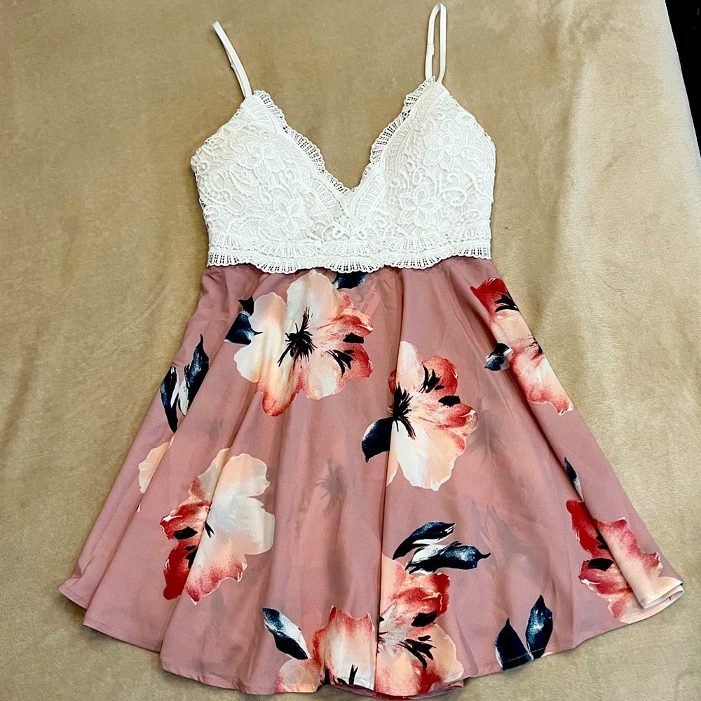 NWT⭐️ Crochet Floral Mini Dress